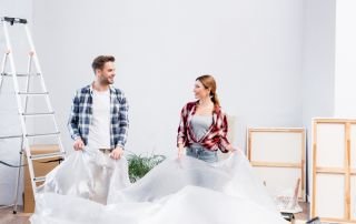 Wanneer is de Renovatiebehang ondergrond goed? En afbeelding van een muur die behangklaar is.